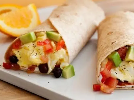 Plānās pankūkas ar olu kulteni, sieru un pupiņām