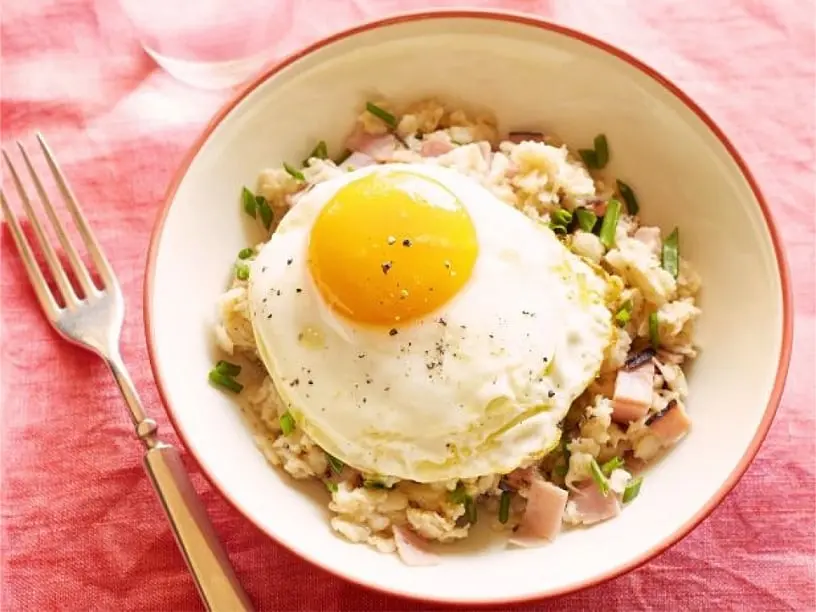 Auzu pārslas ar šķiņķi, ceptu olu un sieru