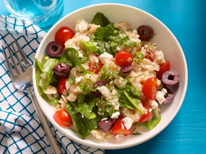 Auzu pārslas ar spinātiem, tomātiem un fetu sieru