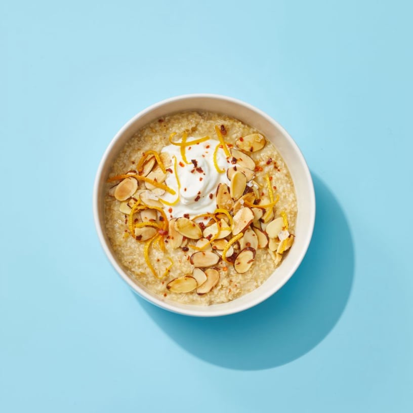 Auzu pārslas ar jogurtu un grauzdētām mandelēm