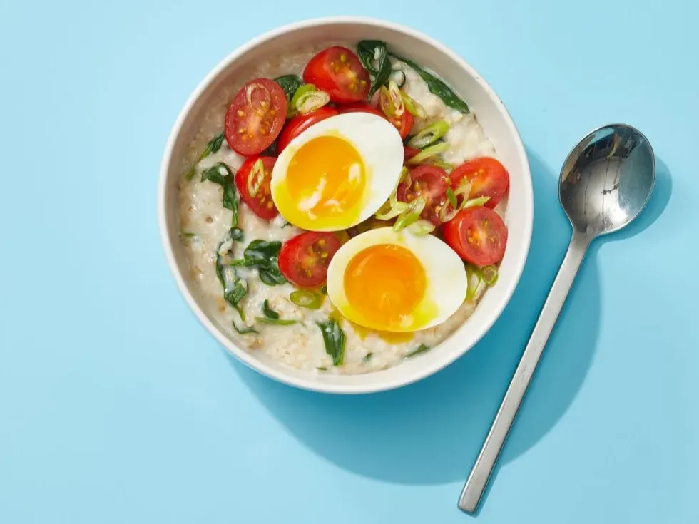 Auzu pārslas ar zaļumiem, tomātiem un olu