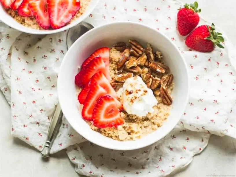 Brokastis pilngraudu kuskuss ar zemenēm 